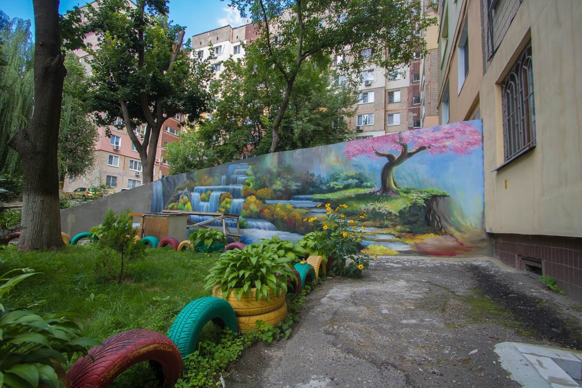 На парапете еще осталось место для фантазий автора