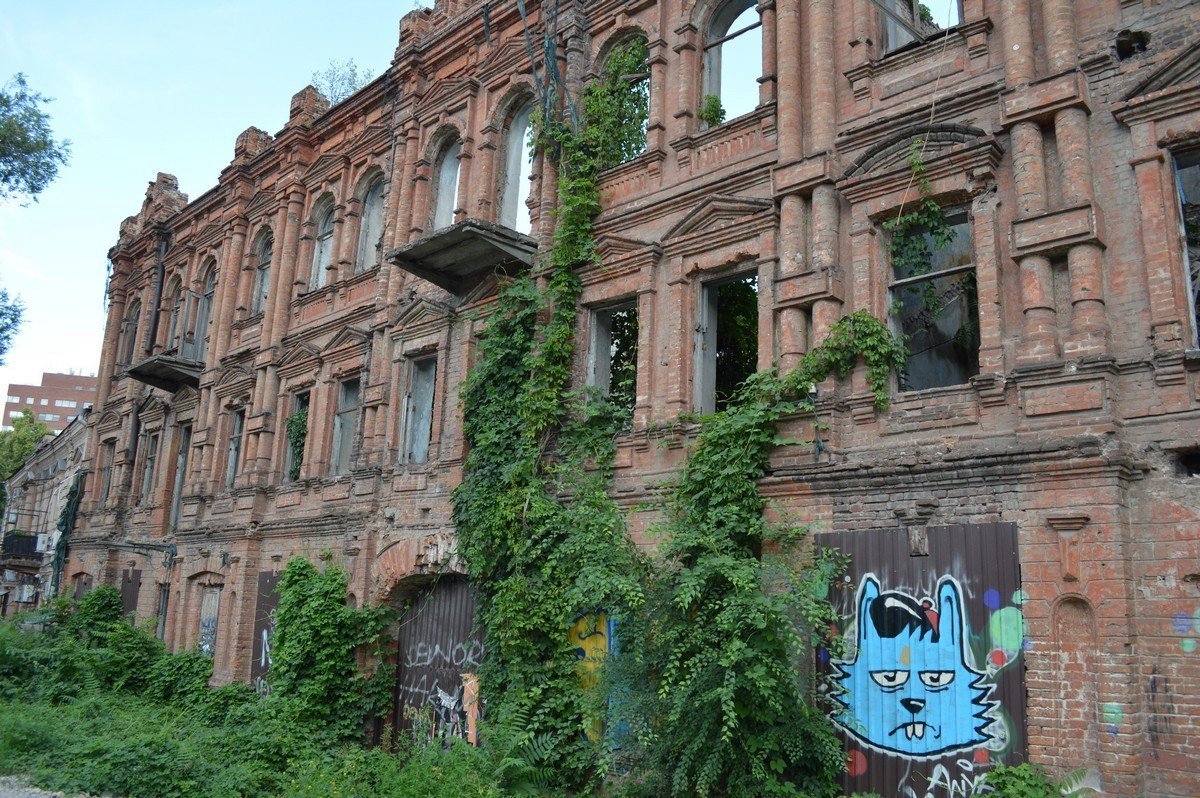 Даже старую заброшку можно украсить