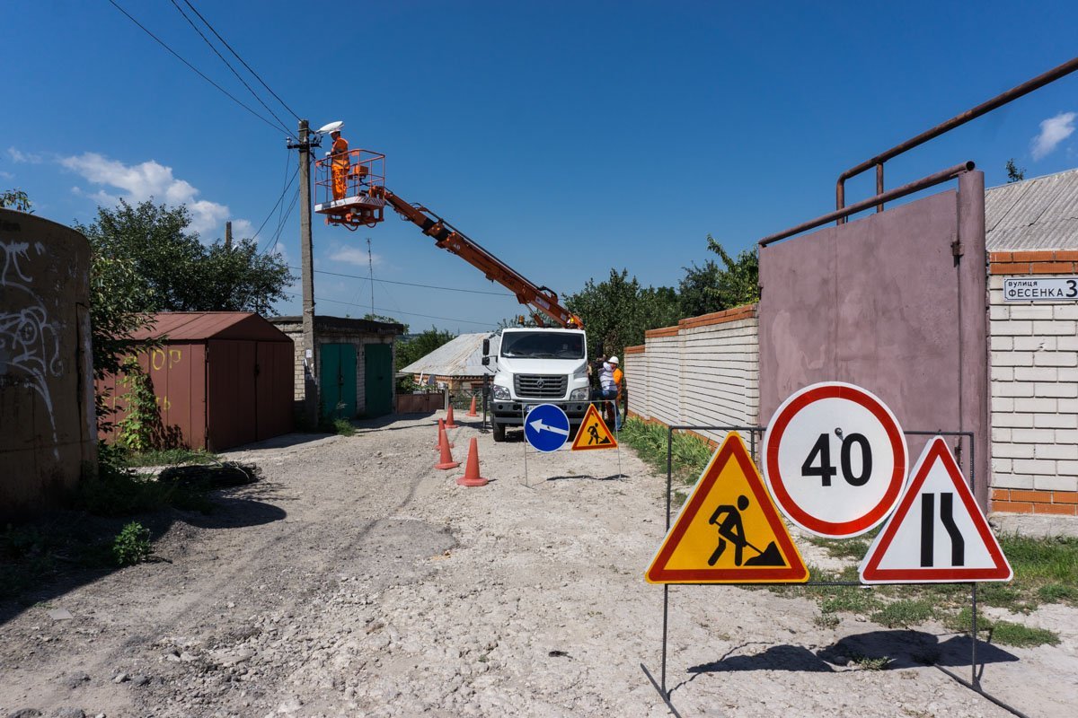Благодаря тому, что на Живописной балке произошла реконструкция, прилегающие улицы мы тоже сможем подключить к источнику питания и на них будет работать освещение Благодаря тому, что на Живописной балке произошла реконструкция, прилегающие улицы мы тоже сможем подключить к источнику питания и на них будет работать освещение