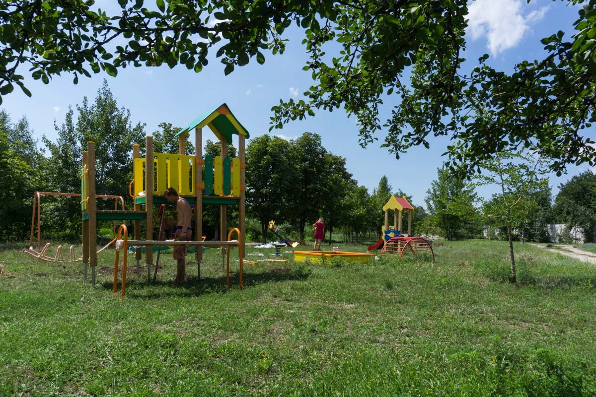 Возле перекрестка улиц Некрасова и Орловской завершается строительство детской площадки