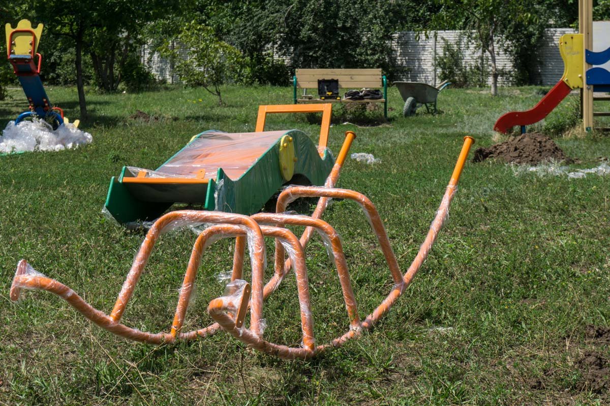 Все горки и качели новые и еще не тронутые