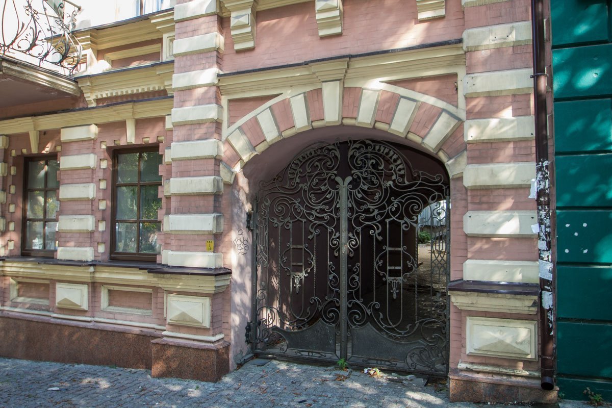 Здание находится на Фабра, 13 Здание находится на Фабра, 13