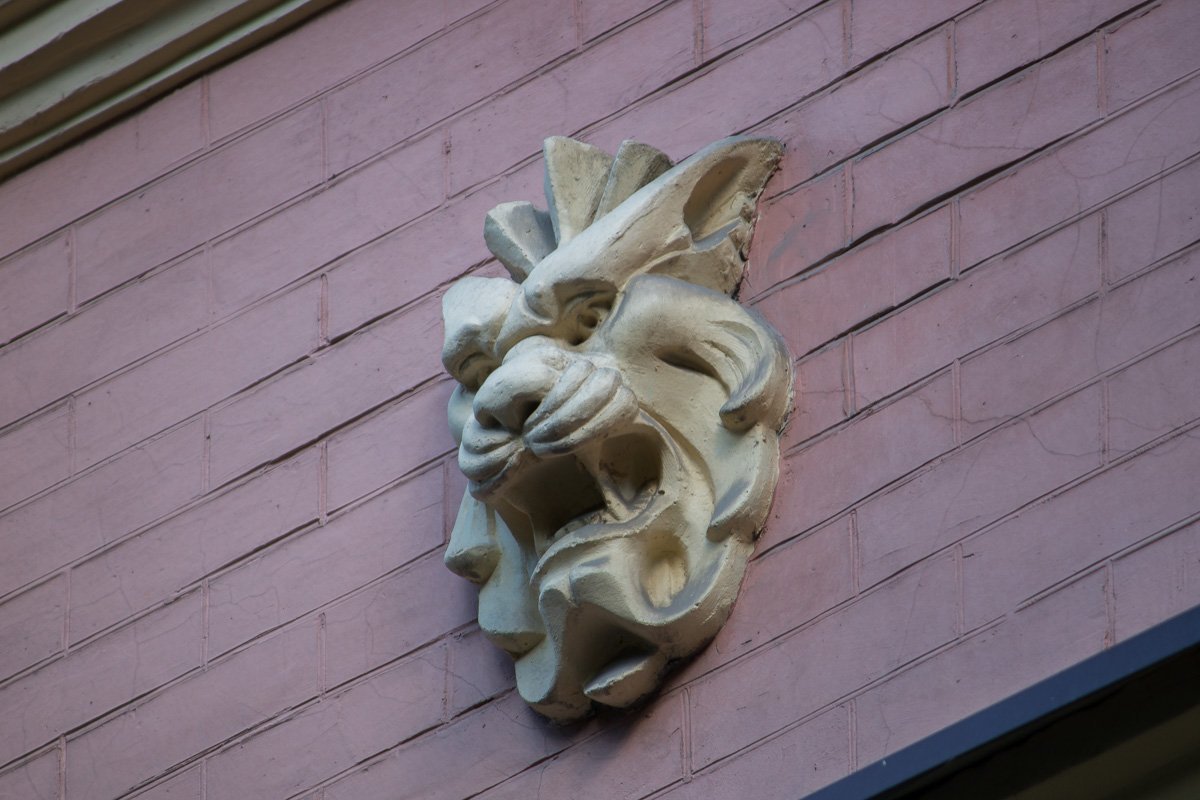 Морды львов украсили дом после реконструкции Морды львов украсили дом после реконструкции