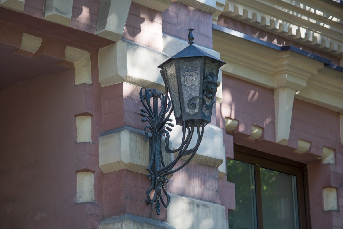 На фонарях тоже выглядывают львы На фонарях тоже выглядывают львы