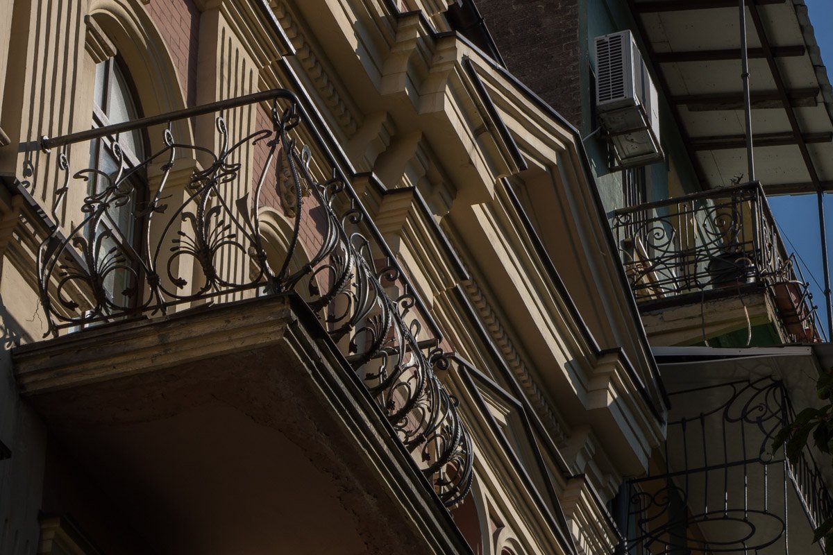 Здание вызывает интерес у прохожих Здание вызывает интерес у прохожих