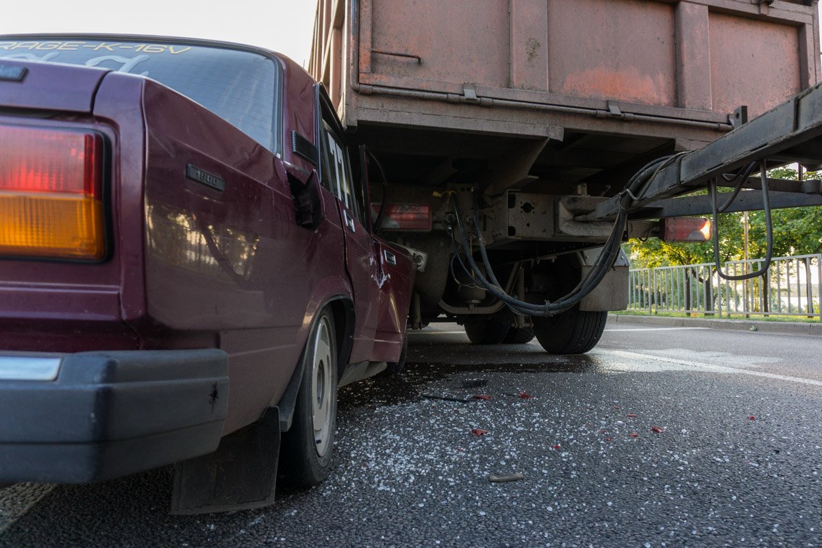ВАЗ-2107 врезался в грузовик MAN