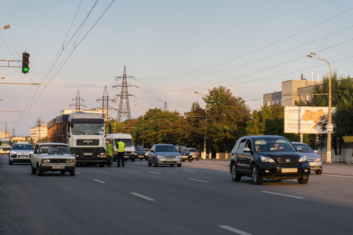 Из-за аварии движение в сторону Кайдакского моста немного затруднено 