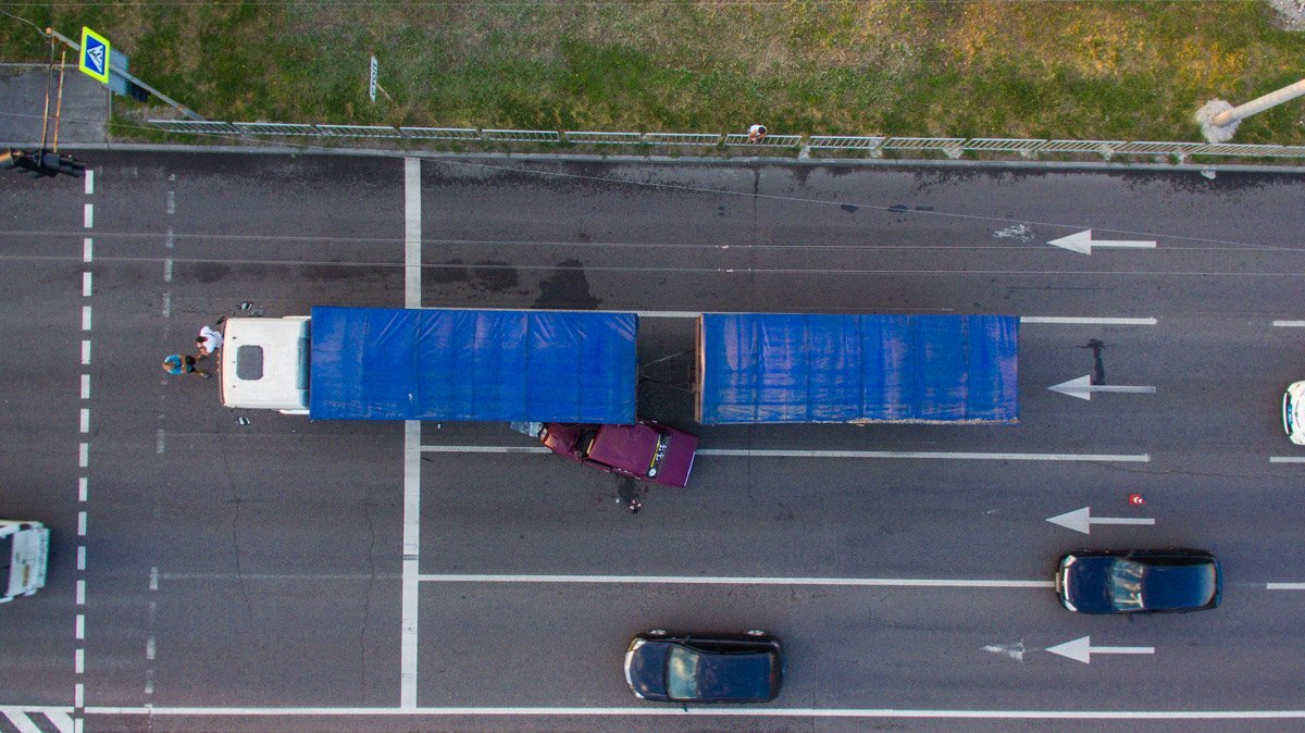 Водитель грузовика остановился на красный сигнал светофора