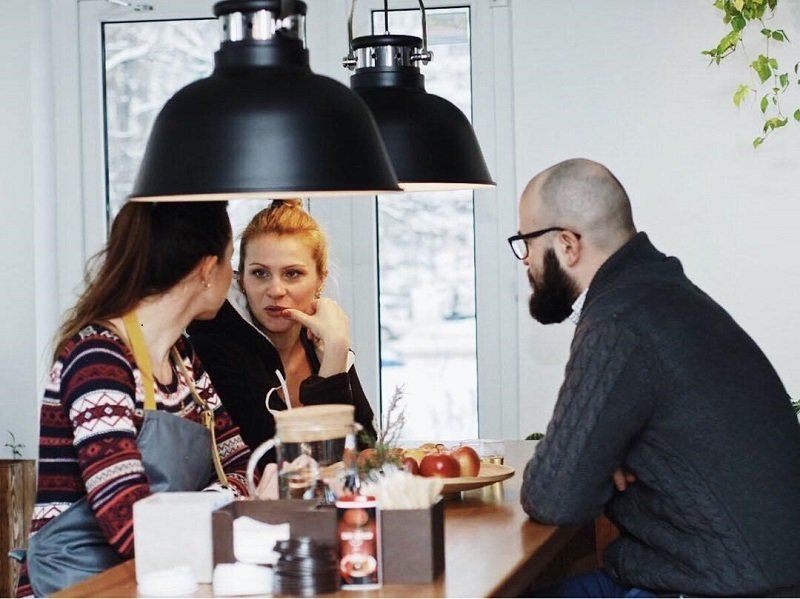За чашкой кофе можно обсудить все важные вопросы и дела на предстоящий день За чашкой кофе можно обсудить все важные вопросы и дела на предстоящий день