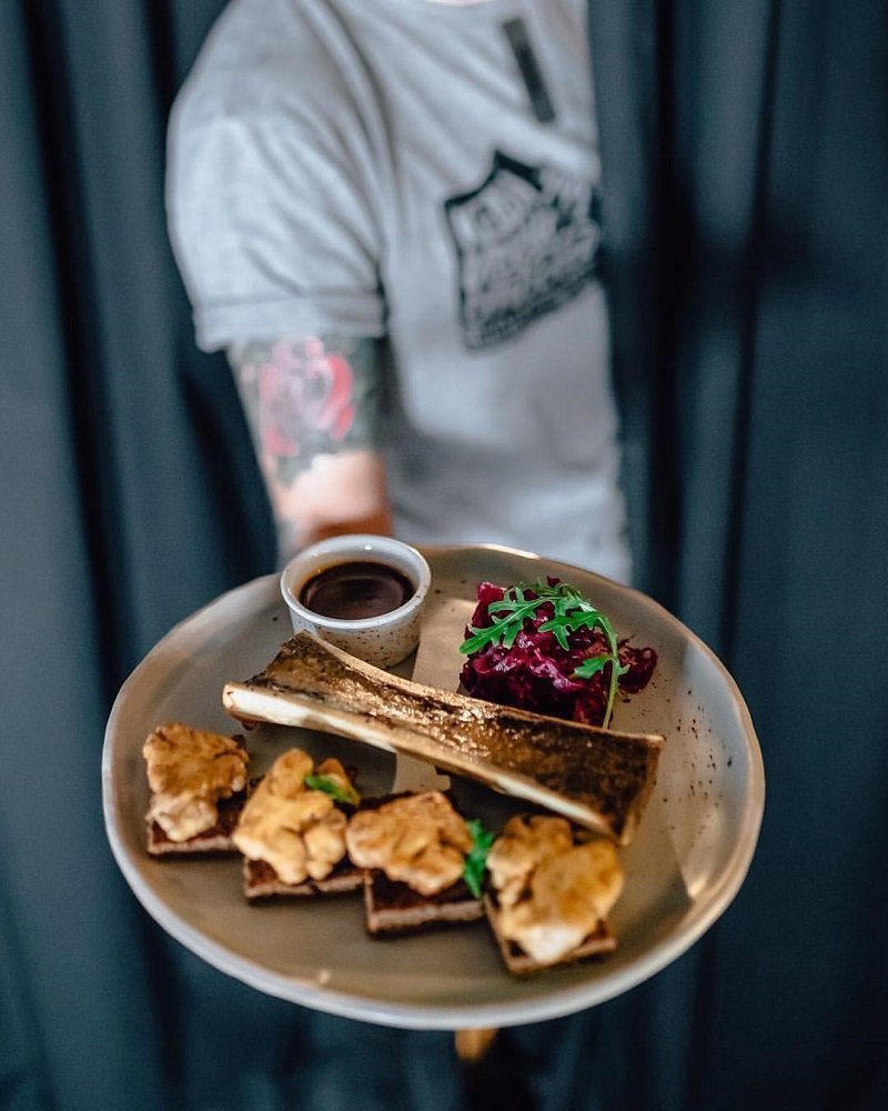 Борода и татуировки стали "маст-хэв" для барменов и официантов многих заведений Борода и татуировки стали "маст-хэв" для барменов и официантов многих заведений