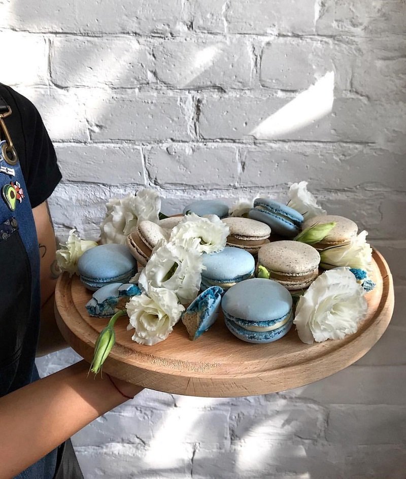 Французские "макаронс" уже давно стали одними из любимых десертов, но такая подача заставляет в них просто влюбиться Французские "макаронс" уже давно стали одними из любимых десертов, но такая подача заставляет в них просто влюбиться