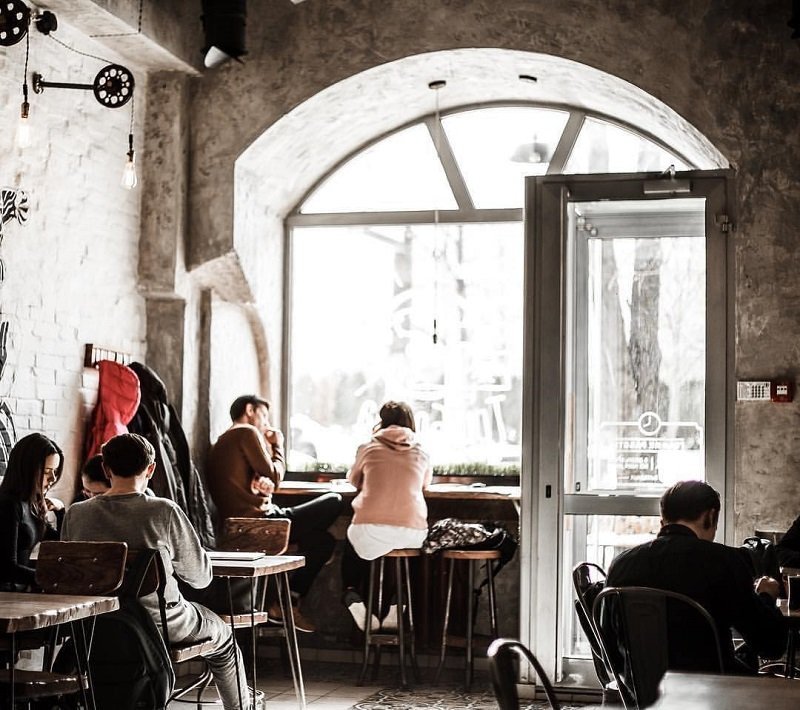 Интерьер в "Три бобра" похож на многие европейские заведения Интерьер в "Три бобра" похож на многие европейские заведения