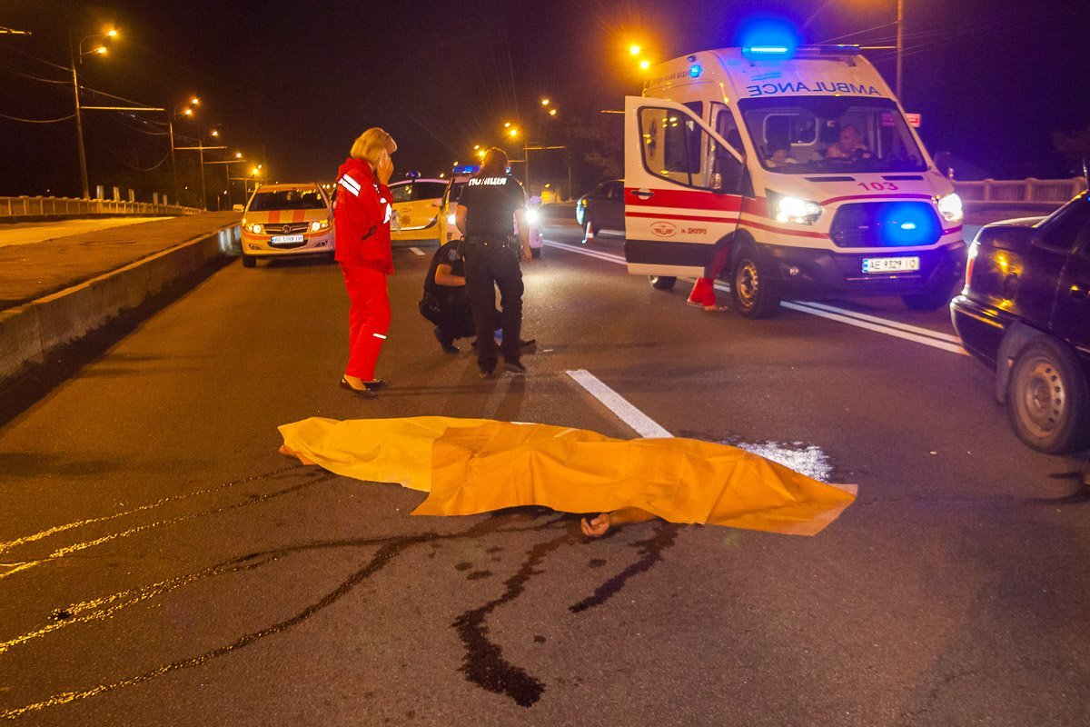 Сотрудники медицинской помощи констатировали смерть мужчины и женщины Сотрудники медицинской помощи констатировали смерть мужчины и женщины