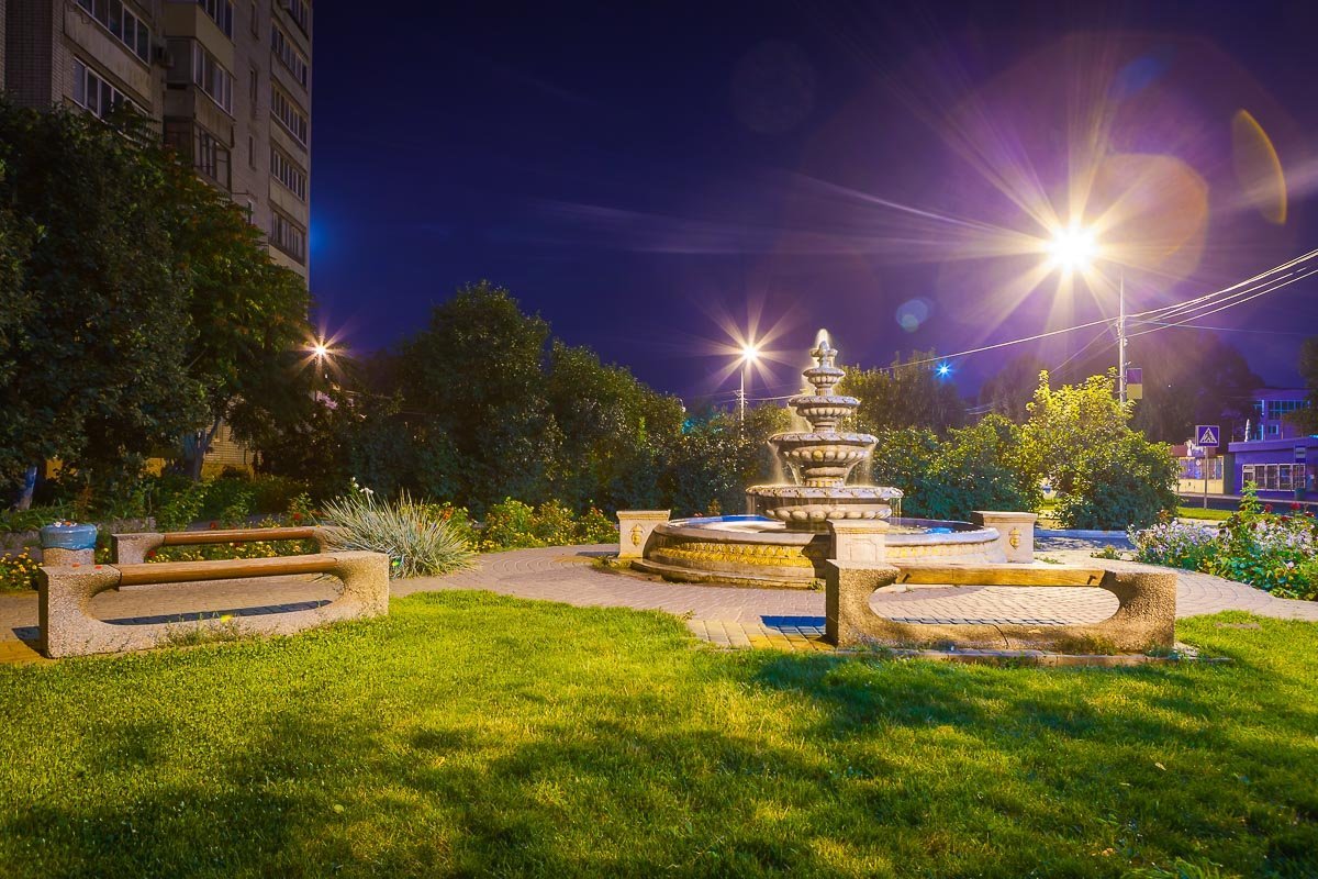 Фонтан здесь работает даже ночью, очень уютно и хорошо сидеть рядом с ним и дышать свежим воздухом