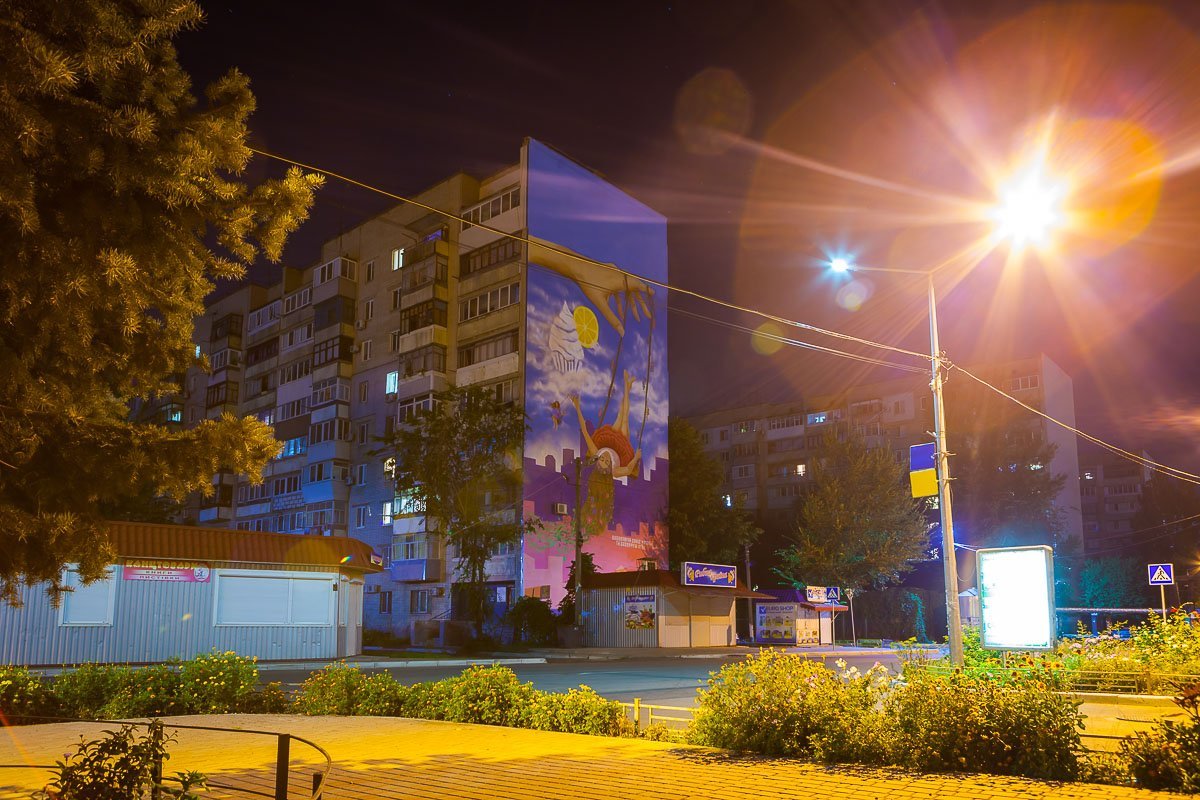 Яркие картины украшают торцы домов