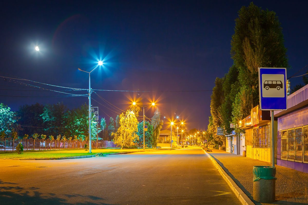 Чистые аккуратные остановки ждут утренних пассажиров