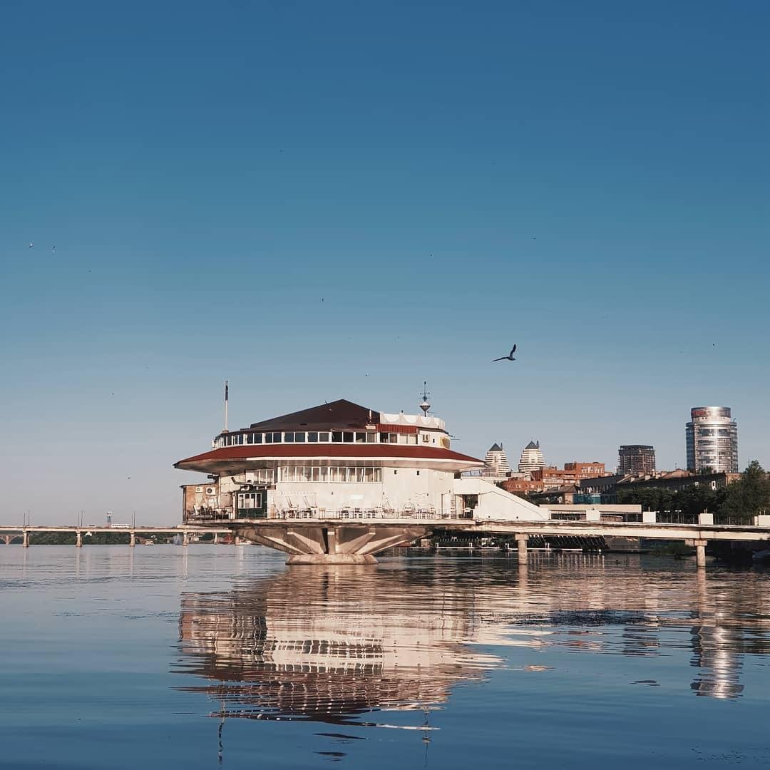 Шумный, со странной архитектурой и не менее странными людьми - этот Днепр. Фото: deniska_ua