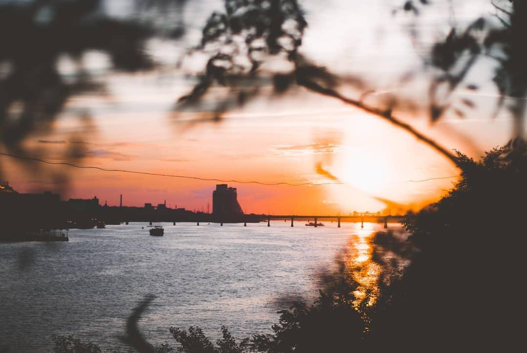 Парус, будто черная дыра, поглощает свет и местный бюджет. Фото: mart.wolley