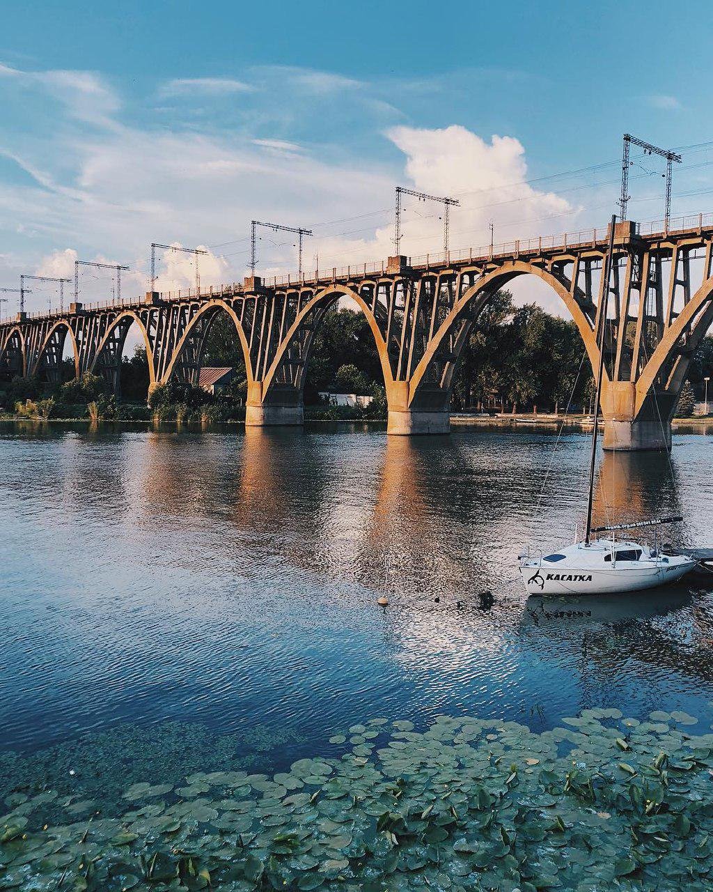 Люди одиноки, потомy что вместо мостов они стpоят стены. Фото: irengorbacheva