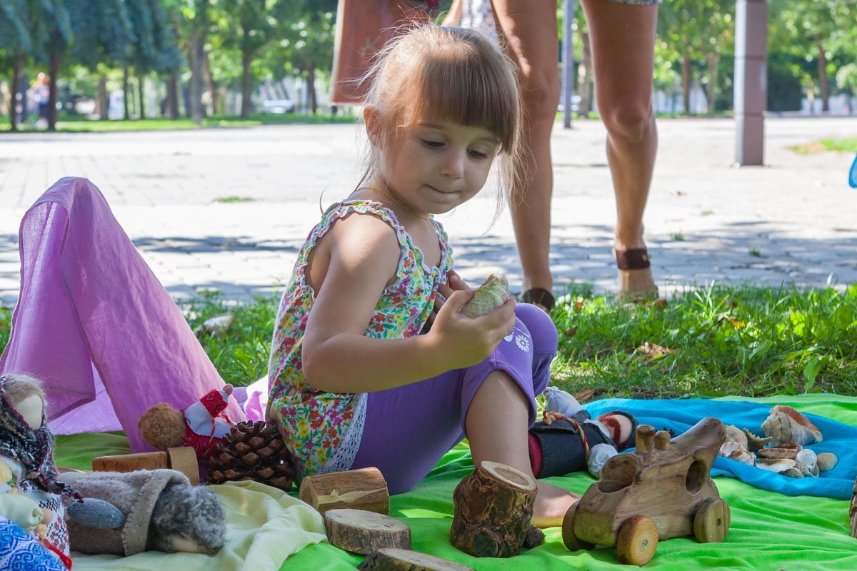 Обычную деревяшку детская фантазия способна превратить во что угодно
