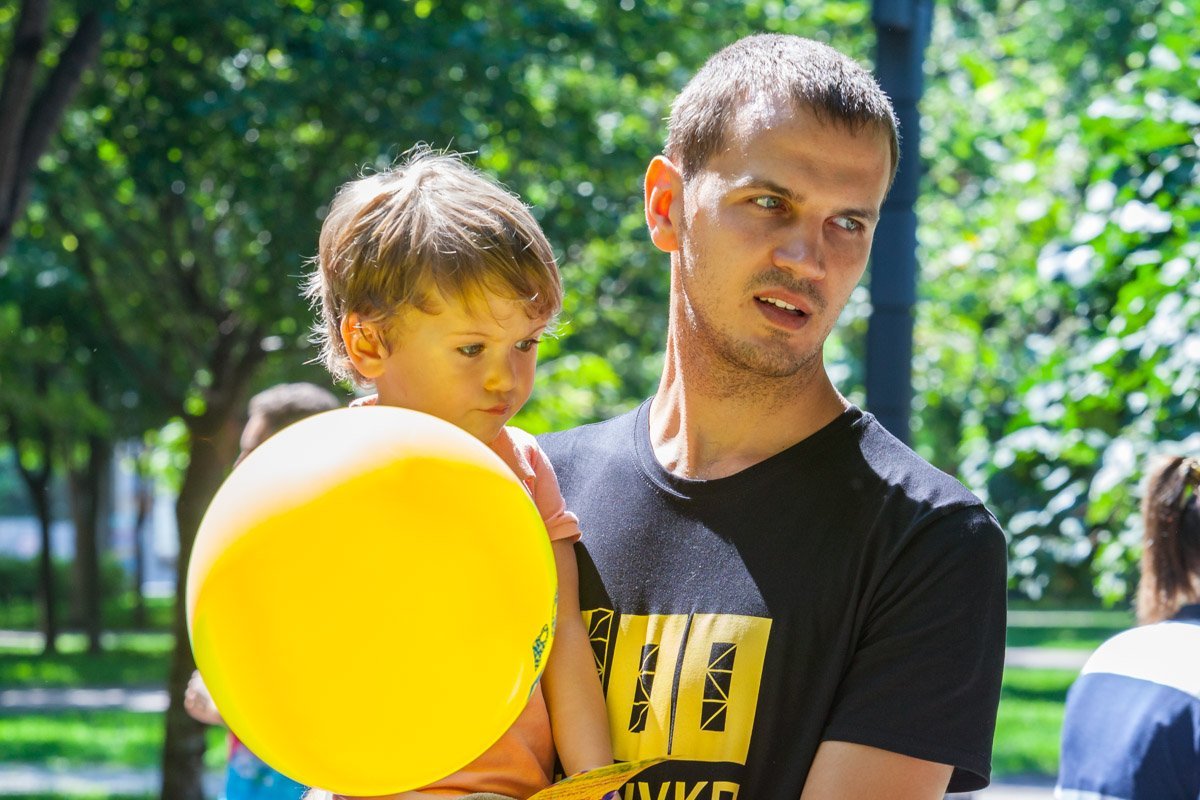 Так и не скажешь, но папам здесь тоже рады