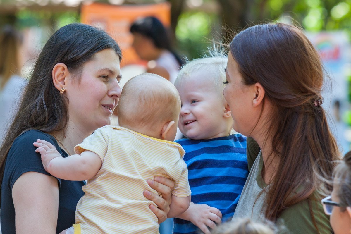 Когда старые друзья знакомят своих мам