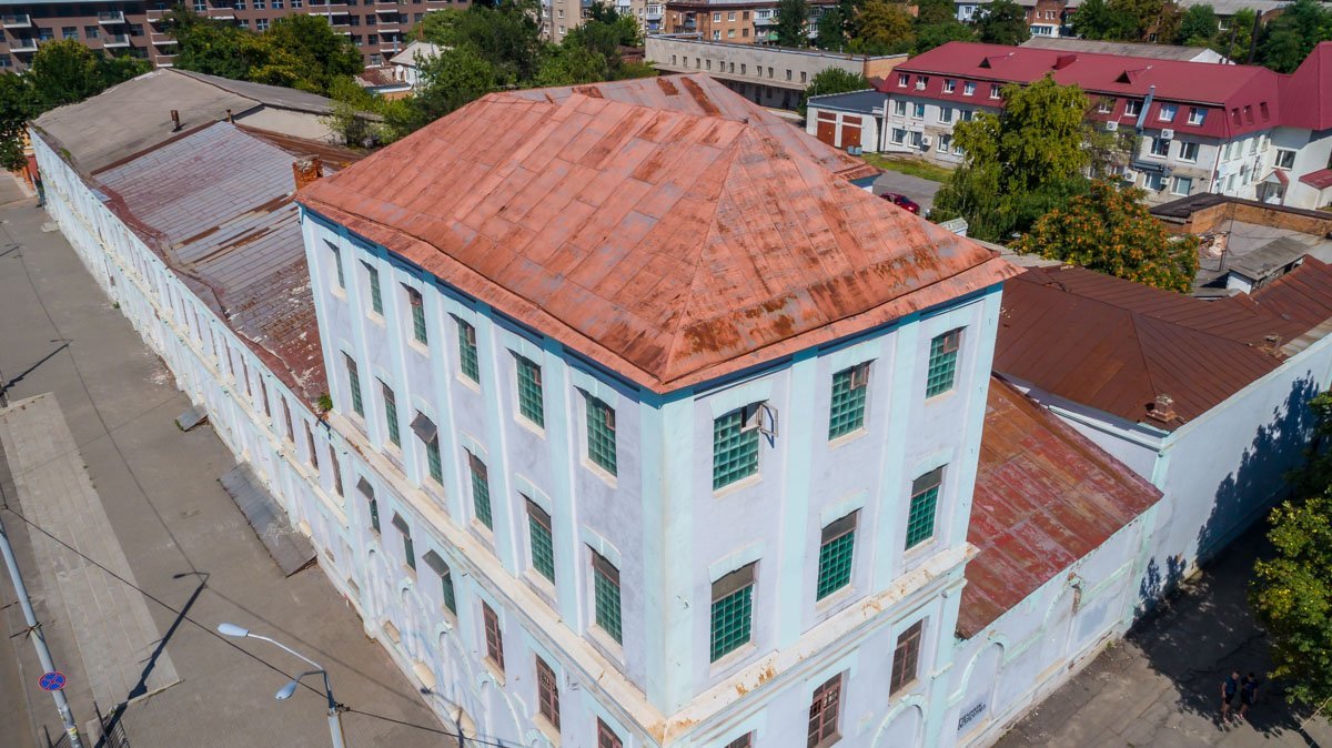 Спустя несколько лет над частью здания пристроили два этажа Спустя несколько лет над частью здания пристроили два этажа