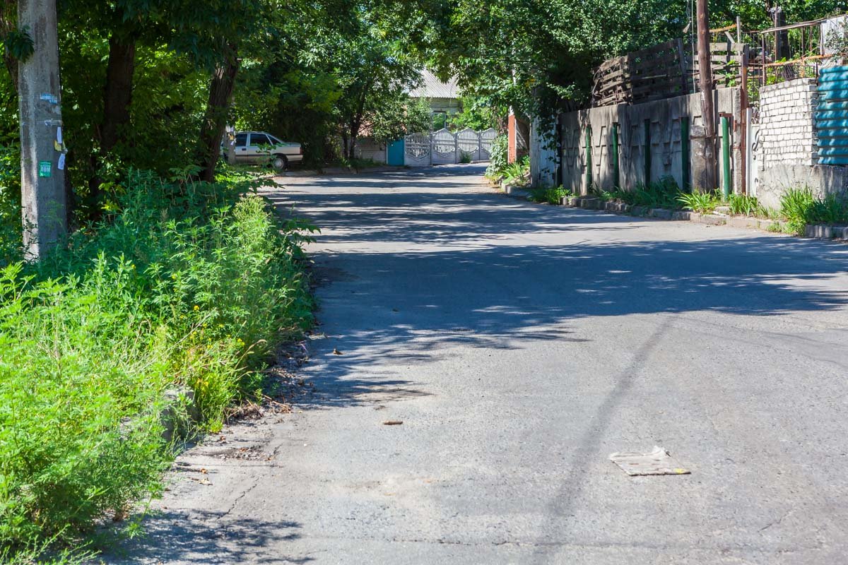 Дорога на улице Канатной выглядит относительно неплохо Дорога на улице Канатной выглядит относительно неплохо