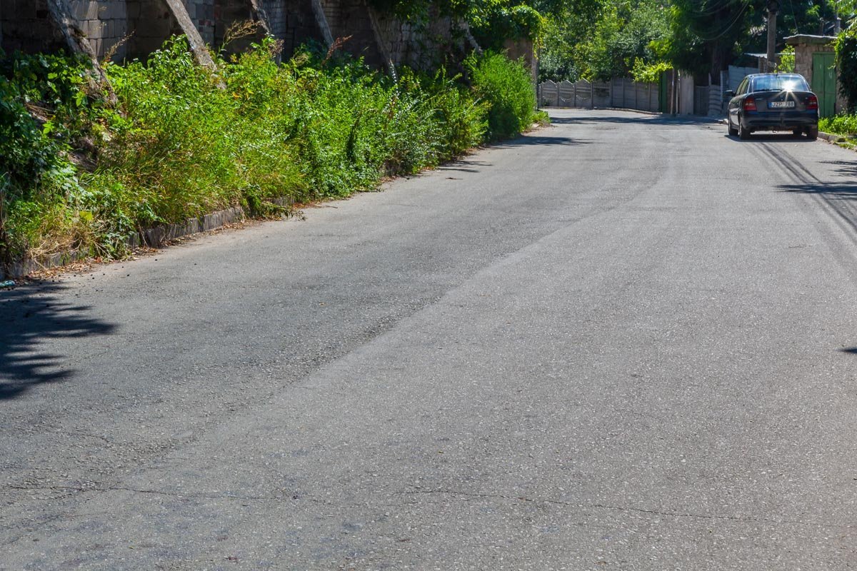 Большая часть покрытия ровная, без ям и ухабов Большая часть покрытия ровная, без ям и ухабов