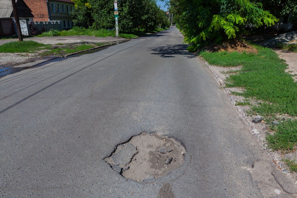 Местами на покрытии встречаются глубокие ямы Местами на покрытии встречаются глубокие ямы
