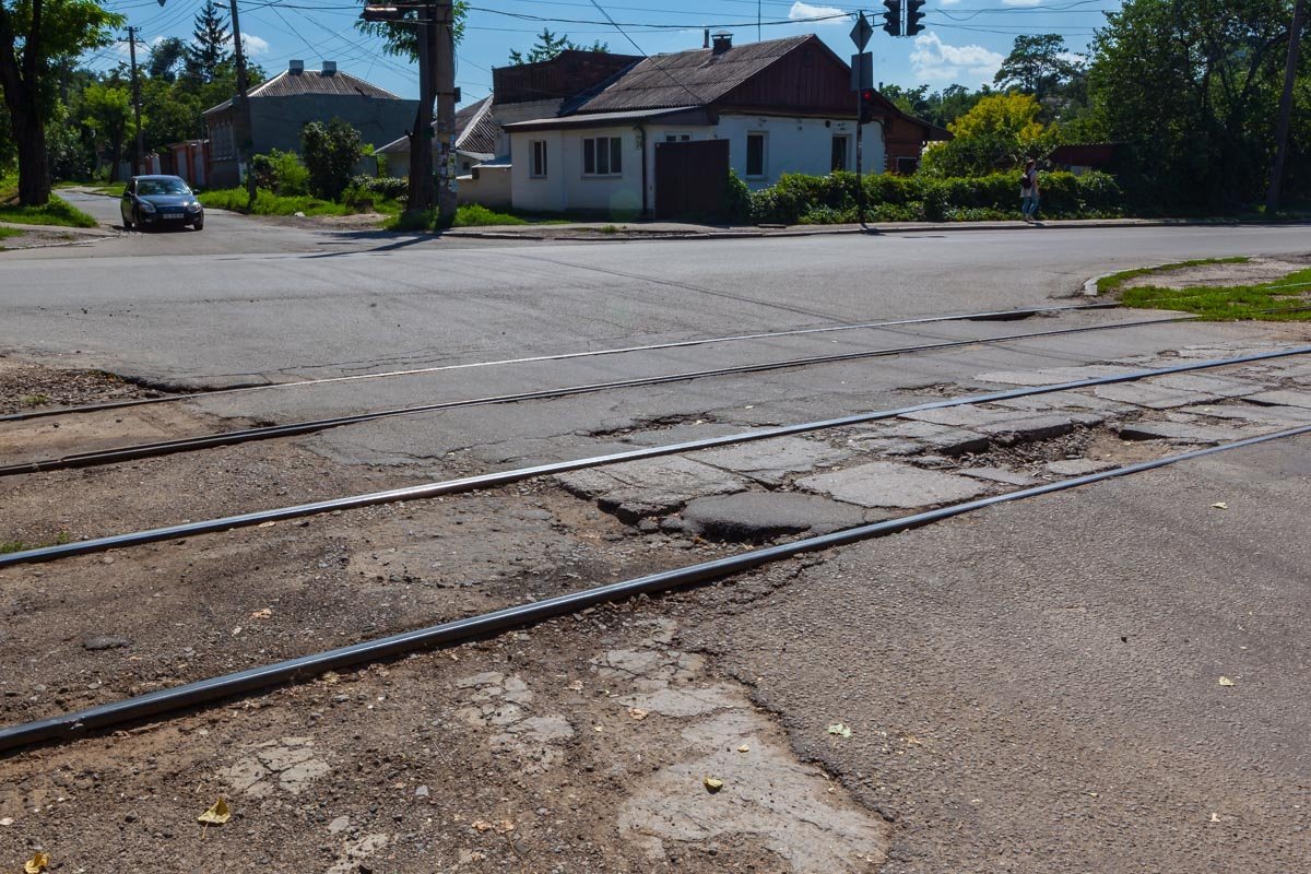 Возле трамвайных колей есть глубокие ямы Возле трамвайных колей есть глубокие ямы