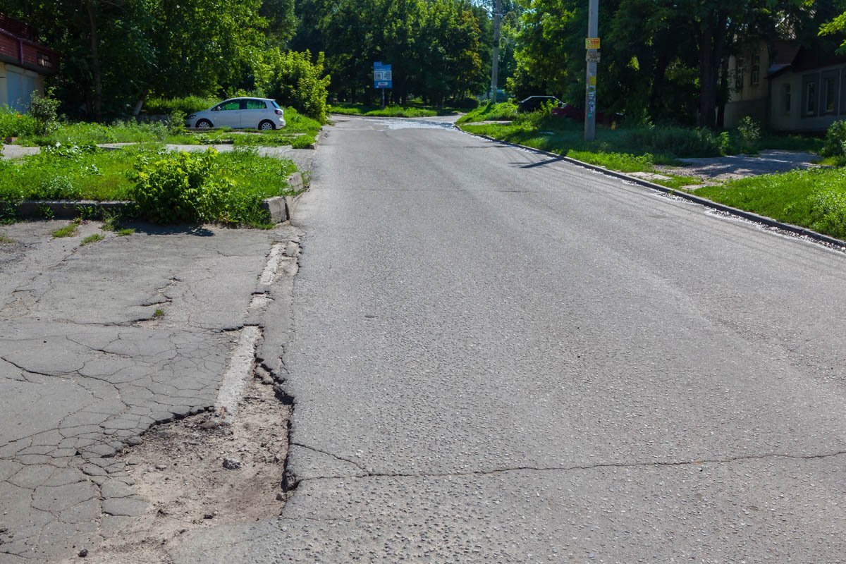 Ямы есть и на пешеходной зоне Ямы есть и на пешеходной зоне