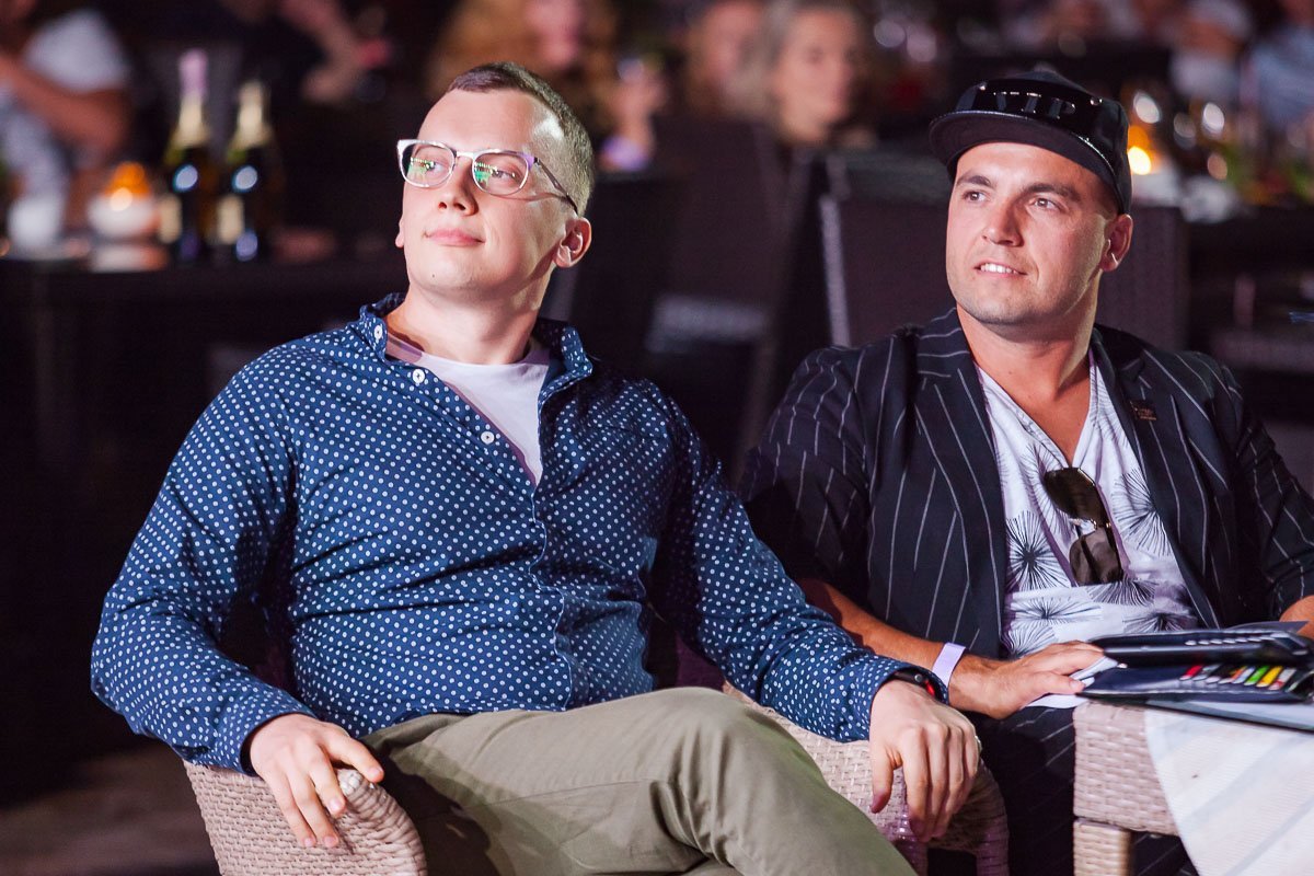 Мужская половина зала восторженно смотрела на участниц