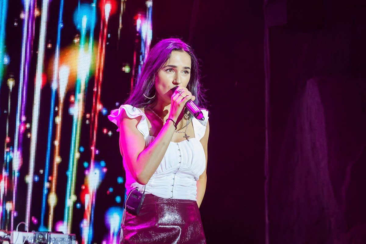 Шоу завершила  румынская певица Eneli