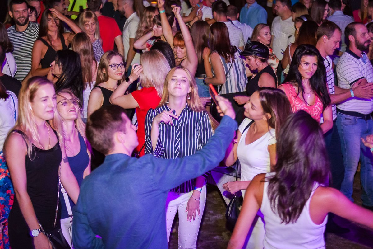 На танцполе было жарко