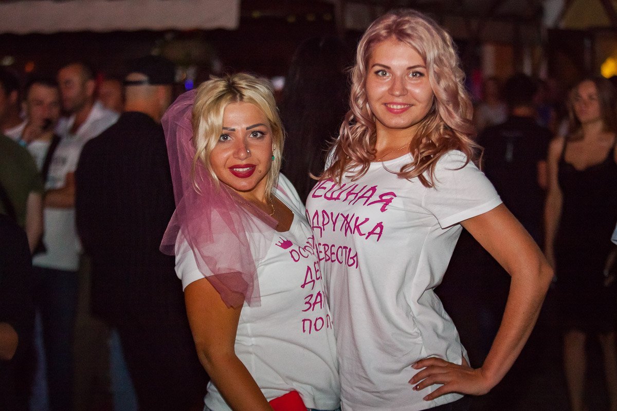 Энергичная невеста и подружка