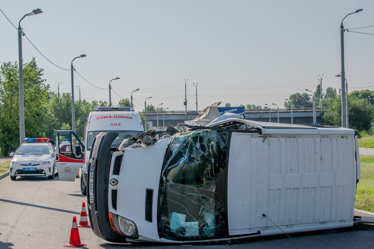 Недалеко от Южного моста перевернулся Renault Недалеко от Южного моста перевернулся Renault