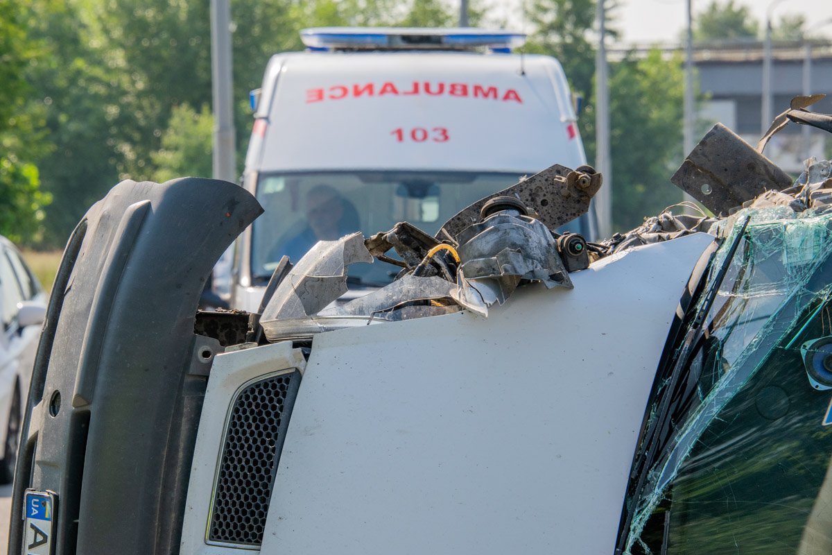 Водитель микроавтобуса отделался лишь царапинами Водитель микроавтобуса отделался лишь царапинами