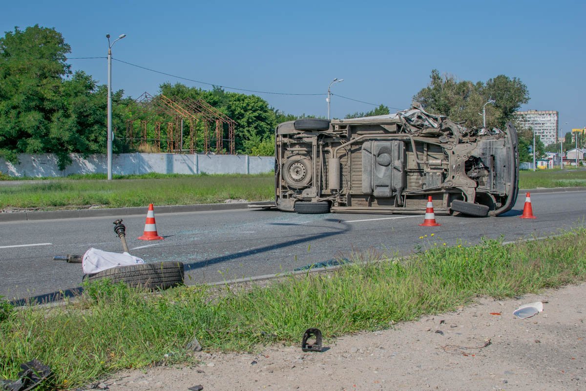 Во время движения микроавтобус "потерял" переднее правое колесо Во время движения микроавтобус "потерял" переднее правое колесо