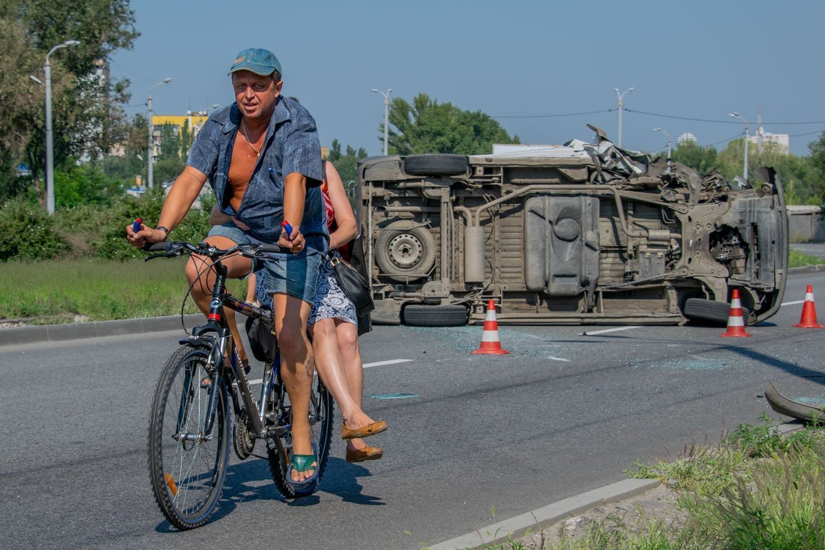 С проезжей части микроавтобус уберут только после оформления протокола С проезжей части микроавтобус уберут только после оформления протокола