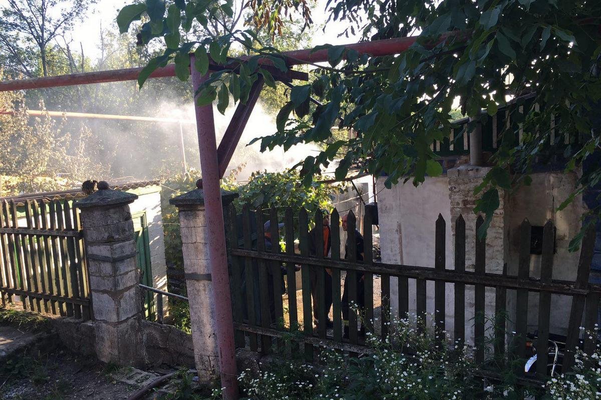 Пожар произошел во дворе частного дома Пожар произошел во дворе частного дома