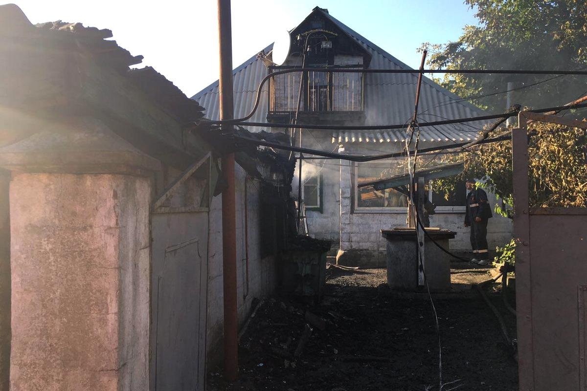 Хозяин дома уверен, что соседские дети подожгли летнюю кухню Хозяин дома уверен, что соседские дети подожгли летнюю кухню