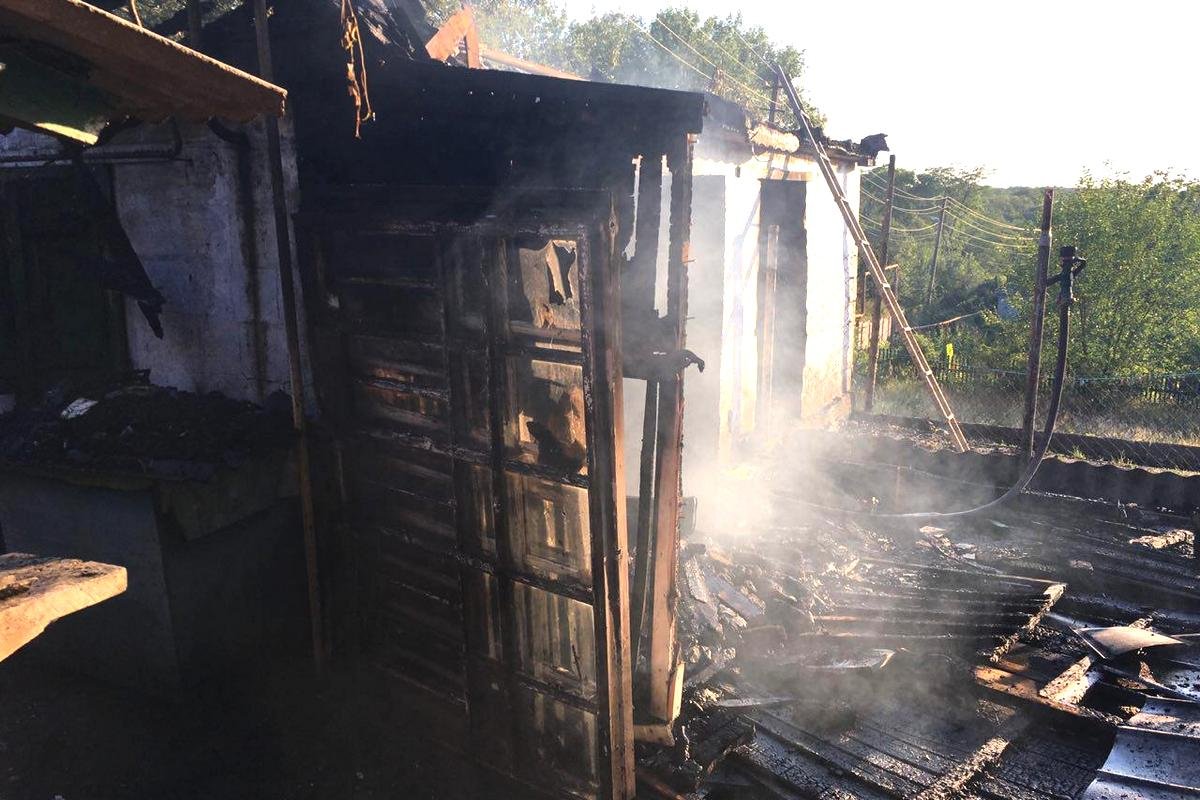 Огонь повредил домашние вещи, крышу и деревянное перекрытие летней кухни Огонь повредил домашние вещи, крышу и деревянное перекрытие летней кухни