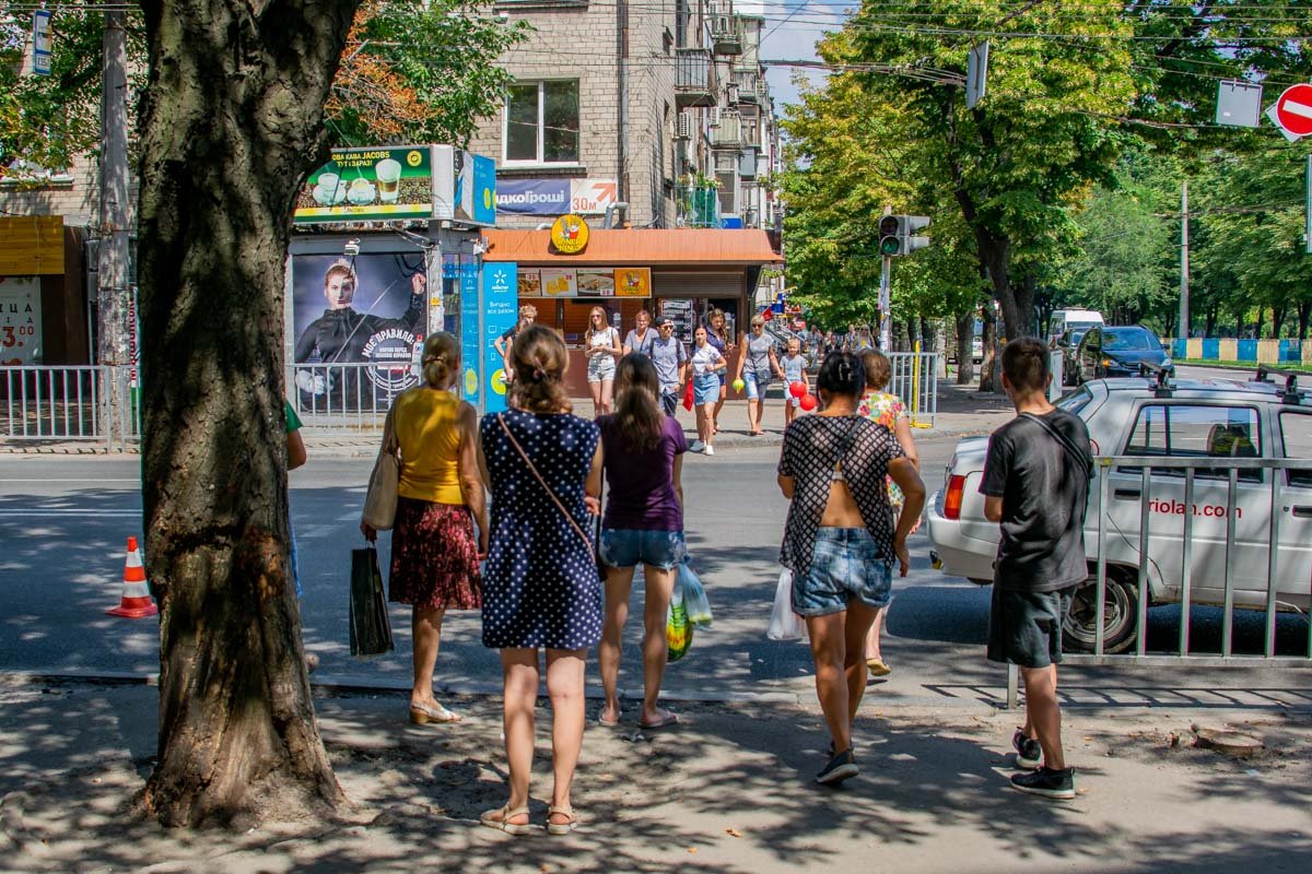 Пожилая женщина переходила улицу Титова, на красный свет Пожилая женщина переходила улицу Титова, на красный свет