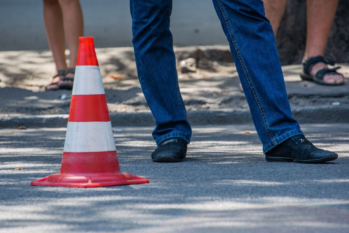 Место происшествия ограждено конусами Место происшествия ограждено конусами