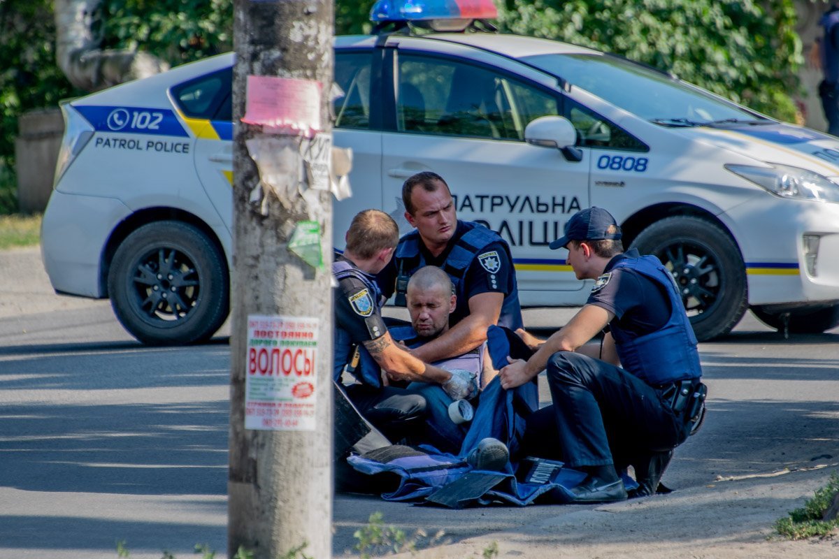 Патрульные удерживали мужчину вплоть до приезда взрывотехников Патрульные удерживали мужчину вплоть до приезда взрывотехников