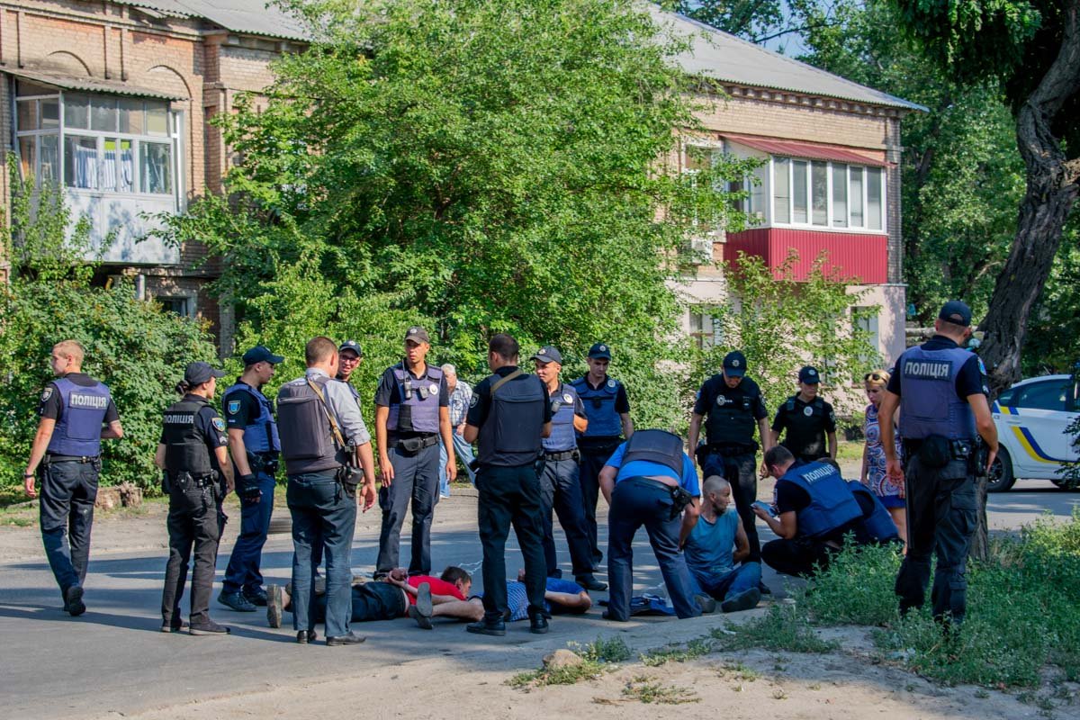 После того, как взрывотехники забрали гранату, патрульные приступили к допросу После того, как взрывотехники забрали гранату, патрульные приступили к допросу