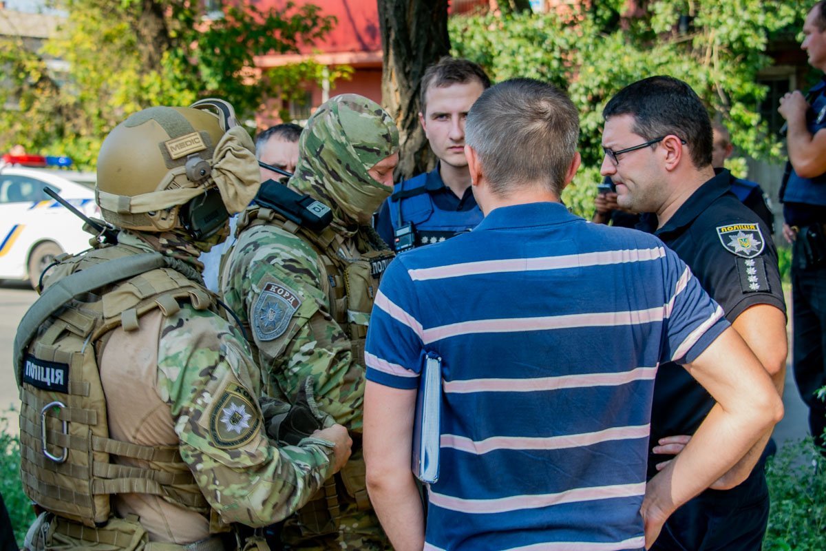 Узнав адрес щедрого "вояки", правоохранители направились к нему домой Узнав адрес щедрого "вояки", правоохранители направились к нему домой