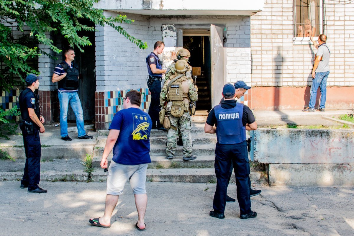 Открывать дверь сам мужчина не хотел поэтому сотрудникам спецподразделения пришлось идти на штурм Открывать дверь сам мужчина не хотел поэтому сотрудникам спецподразделения пришлось идти на штурм
