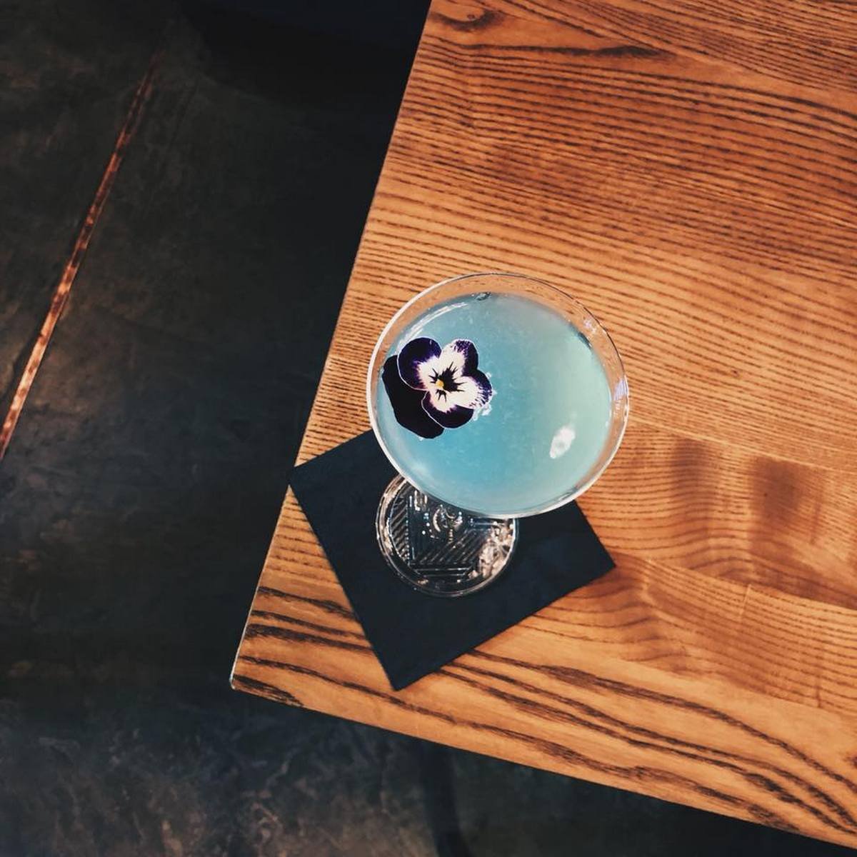 Заведение специализируется на приготовлении авторских эксклюзивных коктейлей Заведение специализируется на приготовлении авторских эксклюзивных коктейлей